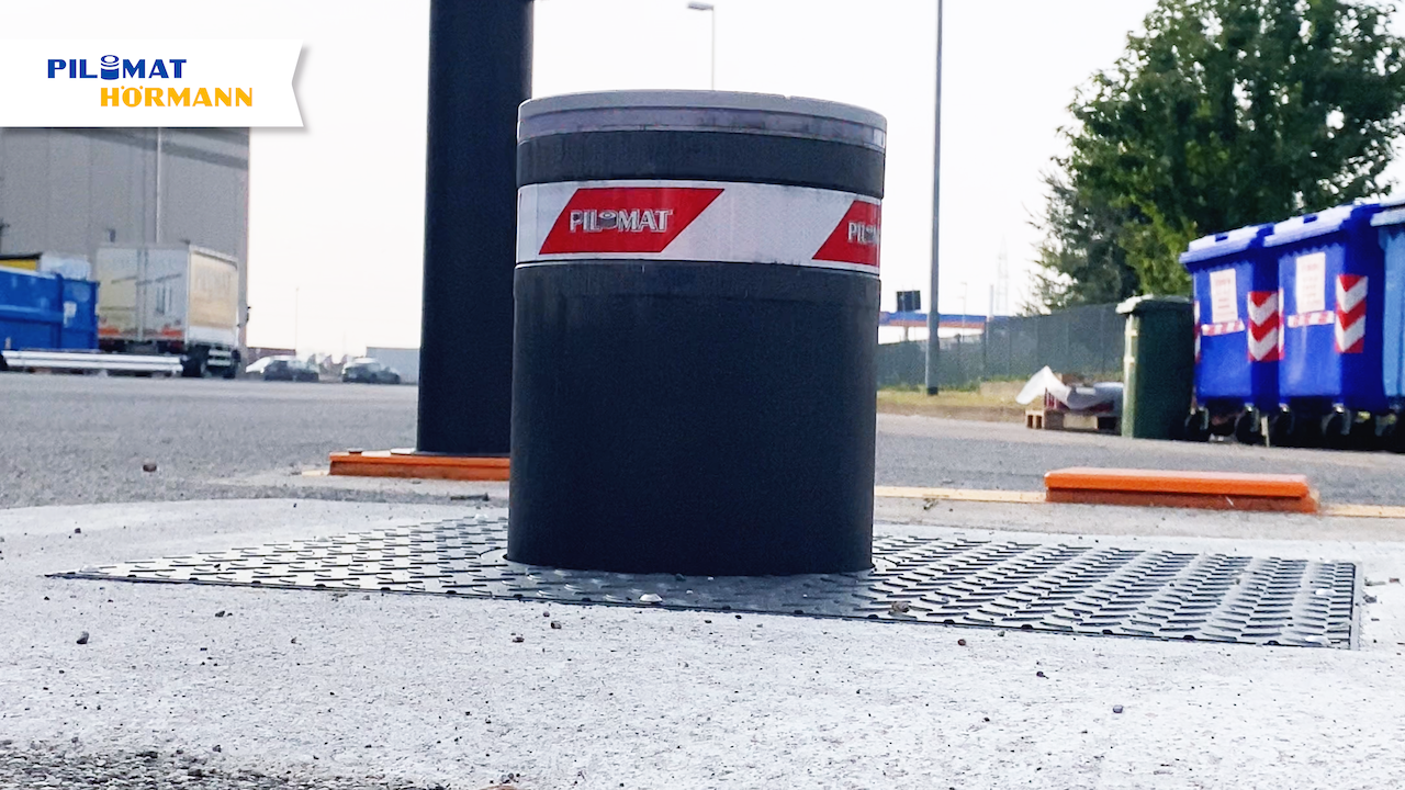 Image of an automatic Pilomat bollard while rising