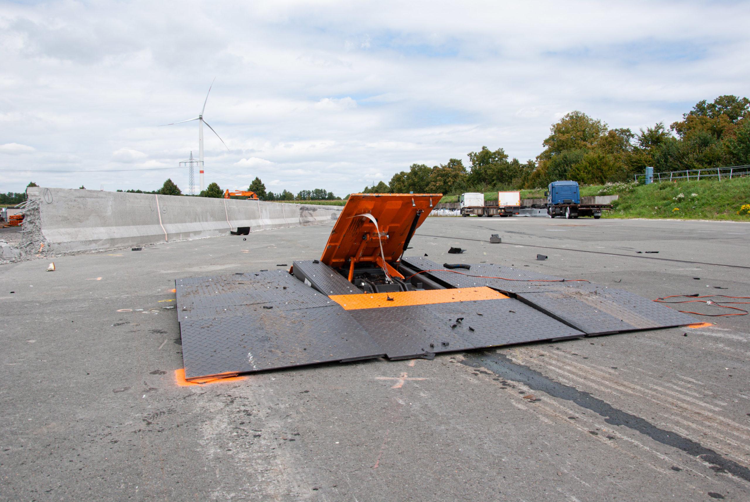 Immagine del road blocker mobile di Pilomat in seguito al crash test