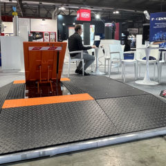 Immagine di un Road Blocker Mobile Pilomat per uso temporaneo in esposizione alla fiera Sicurezza di Milano