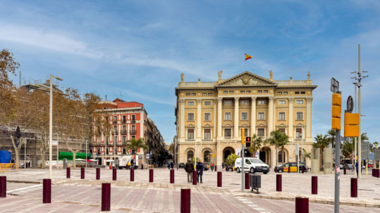 Piazza finale della Rambla di Barcellona protetta dai dissuasori Pilomat con design personalizzato, colore vermiglio