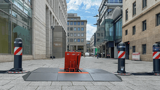 Pilomat Road Blocker Mobile and Oktablock temporary installed to protect the access to a pedestrian zone.