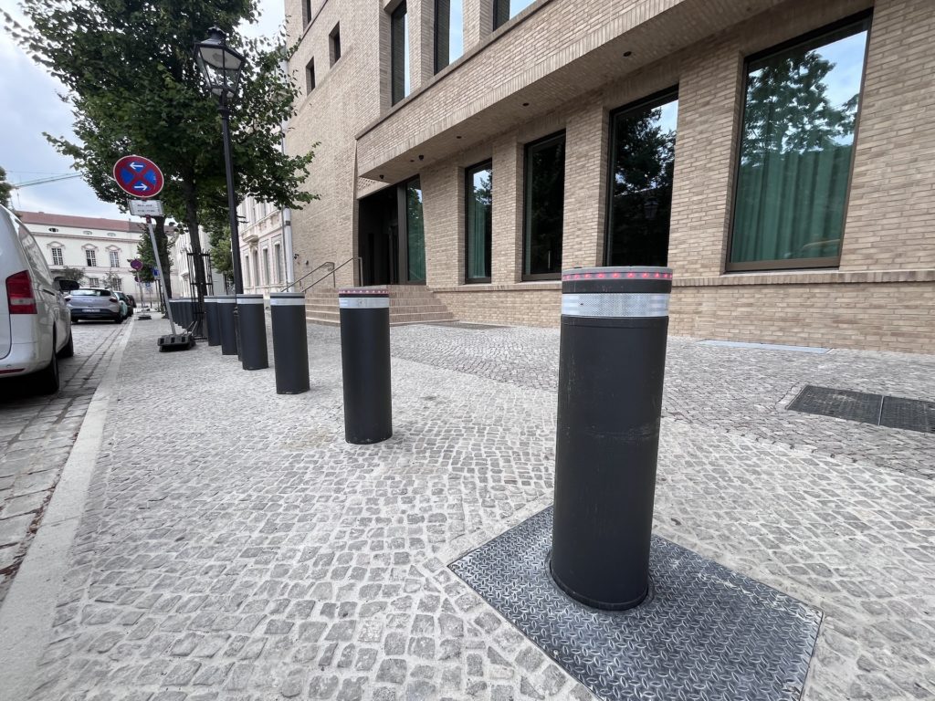 Dissuasori automatici antiterrorismo Pilomat con motore brushless installati all’ingresso di uno stabile per garantire la massima sicurezza perimetrale urbana.
