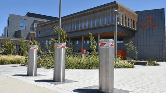 Pilomat stainless steel automatic bollards installed at the entrance of Hospital San José de Melipilla: effective perimeter security in high-traffic environments.