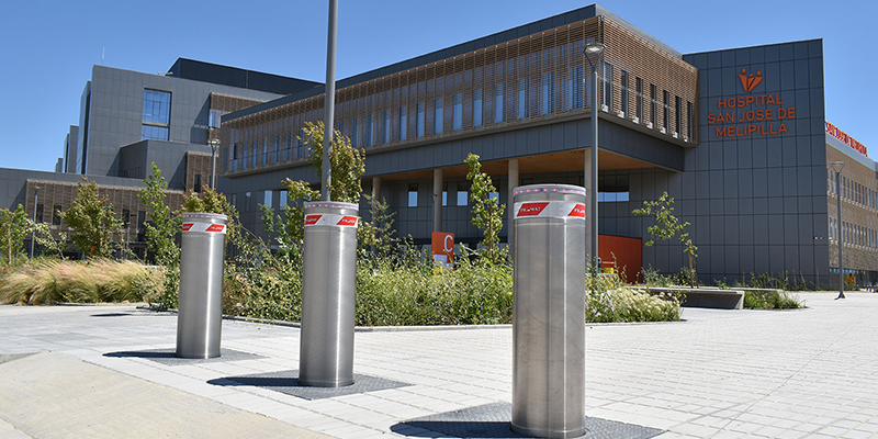 Pilomat stainless steel automatic bollards installed at the entrance of Hospital San José de Melipilla: effective perimeter security in high-traffic environments.