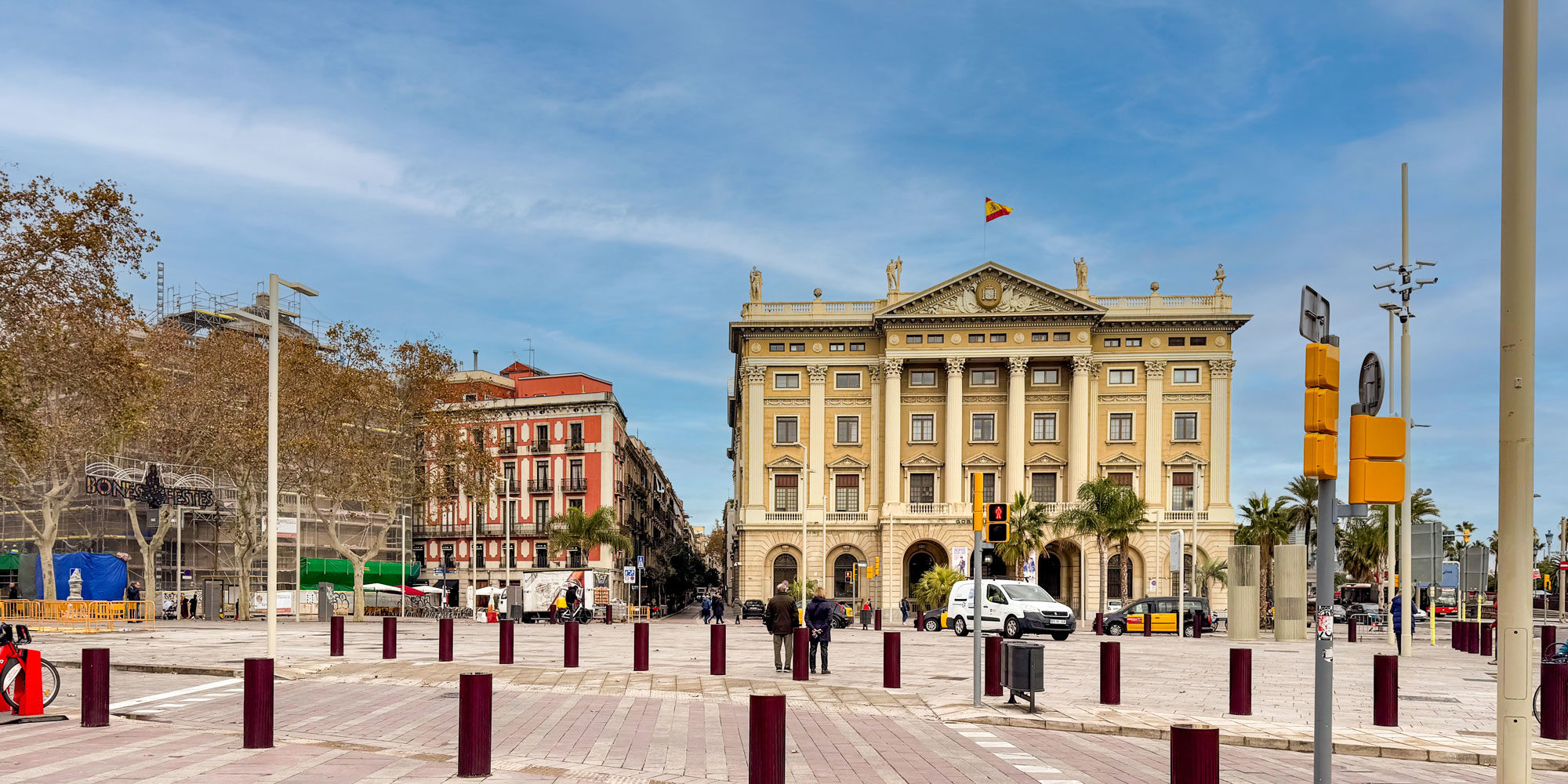 Las Ramblas di Barcellona protette dai dissuasori Pilomat con design personalizzato, color rosso vermiglio