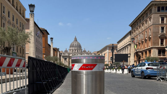 dissuasore mobile antiterrorismo Pilomat installato nella. via di acceso alla Basilica di San Pietro