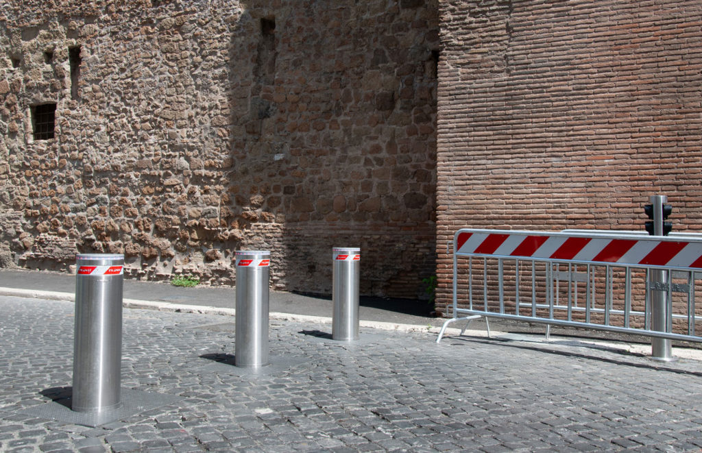 dissuasori mobili a scomparsa Pilomat, installati per aumentare la sicurezza attorno a Piazza San Pietro a Roma