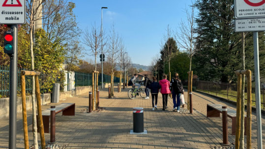 Immagine della via della scuole di Sorisole chiusa la traffico da un dissuasore mobile Pilomat